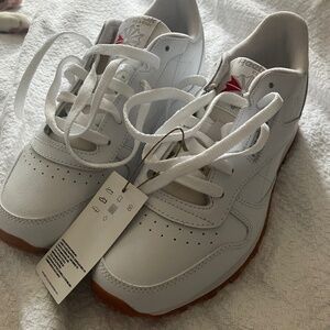 Reebok Classic Leather Sneaker; White/pure grey 3/rubber gum, 8.5M